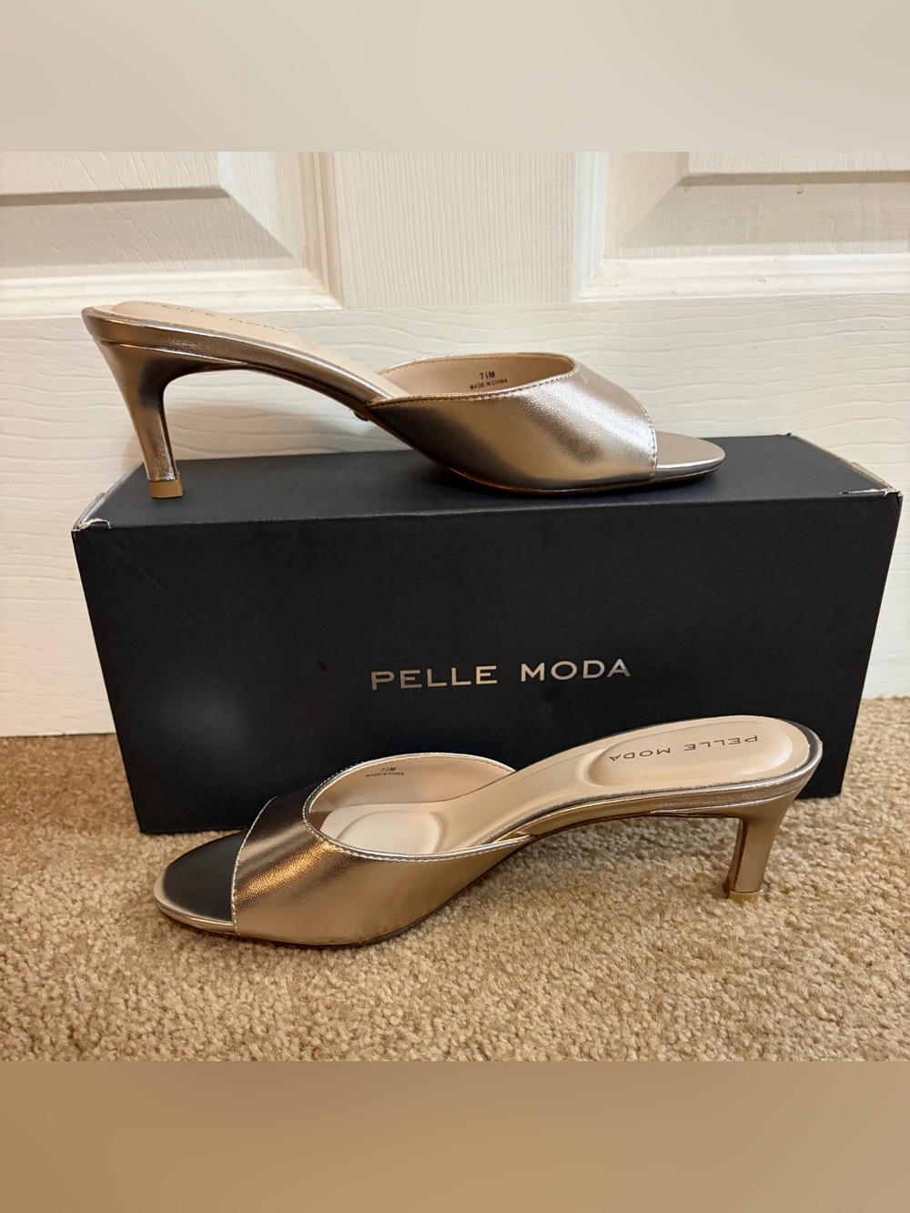 Pelle Moda NWT Gold Open-Toe Slide Heels 2.1 inch Kitten Heel